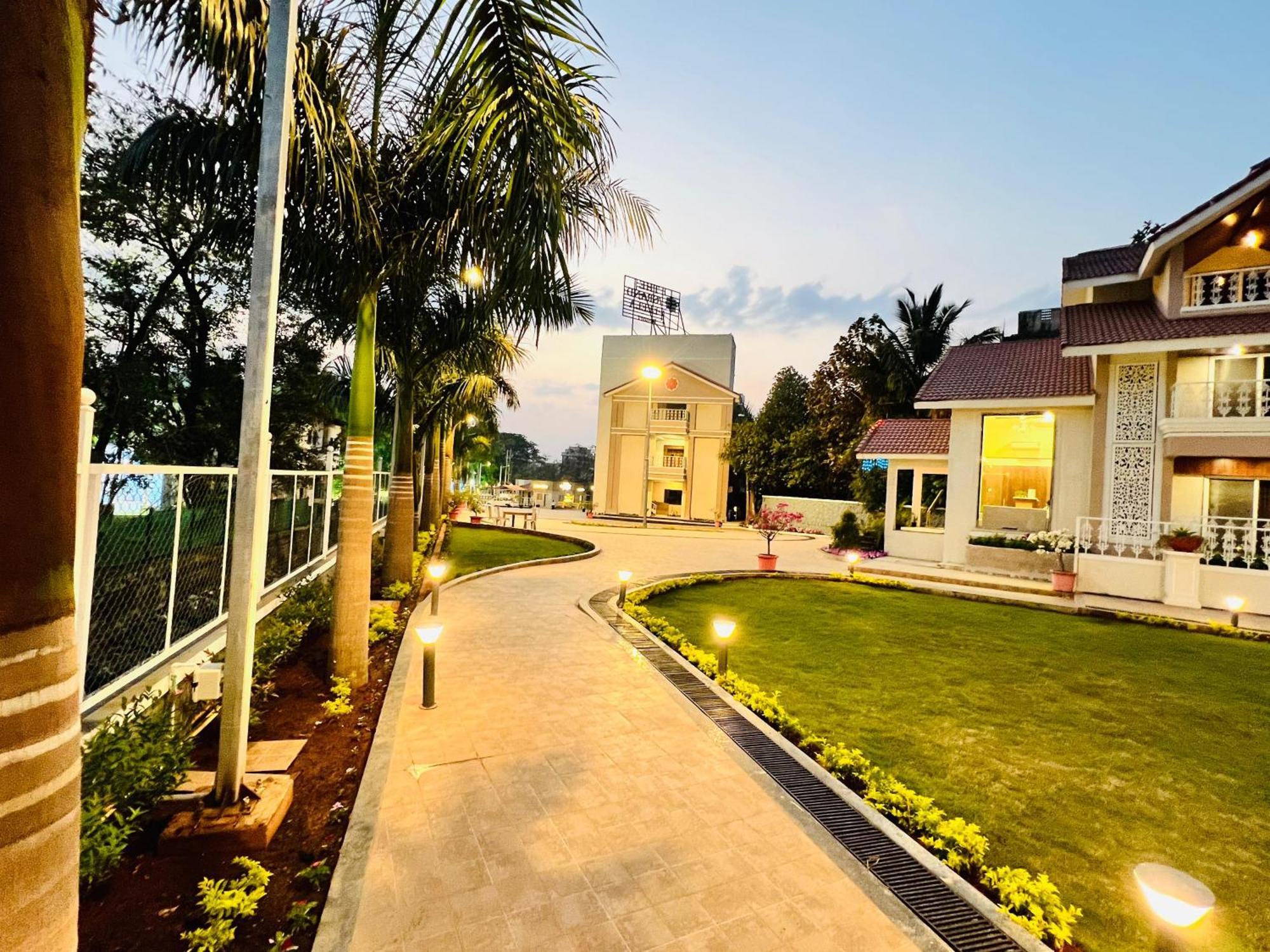 קופולי The Grand Leela Resort מראה חיצוני תמונה