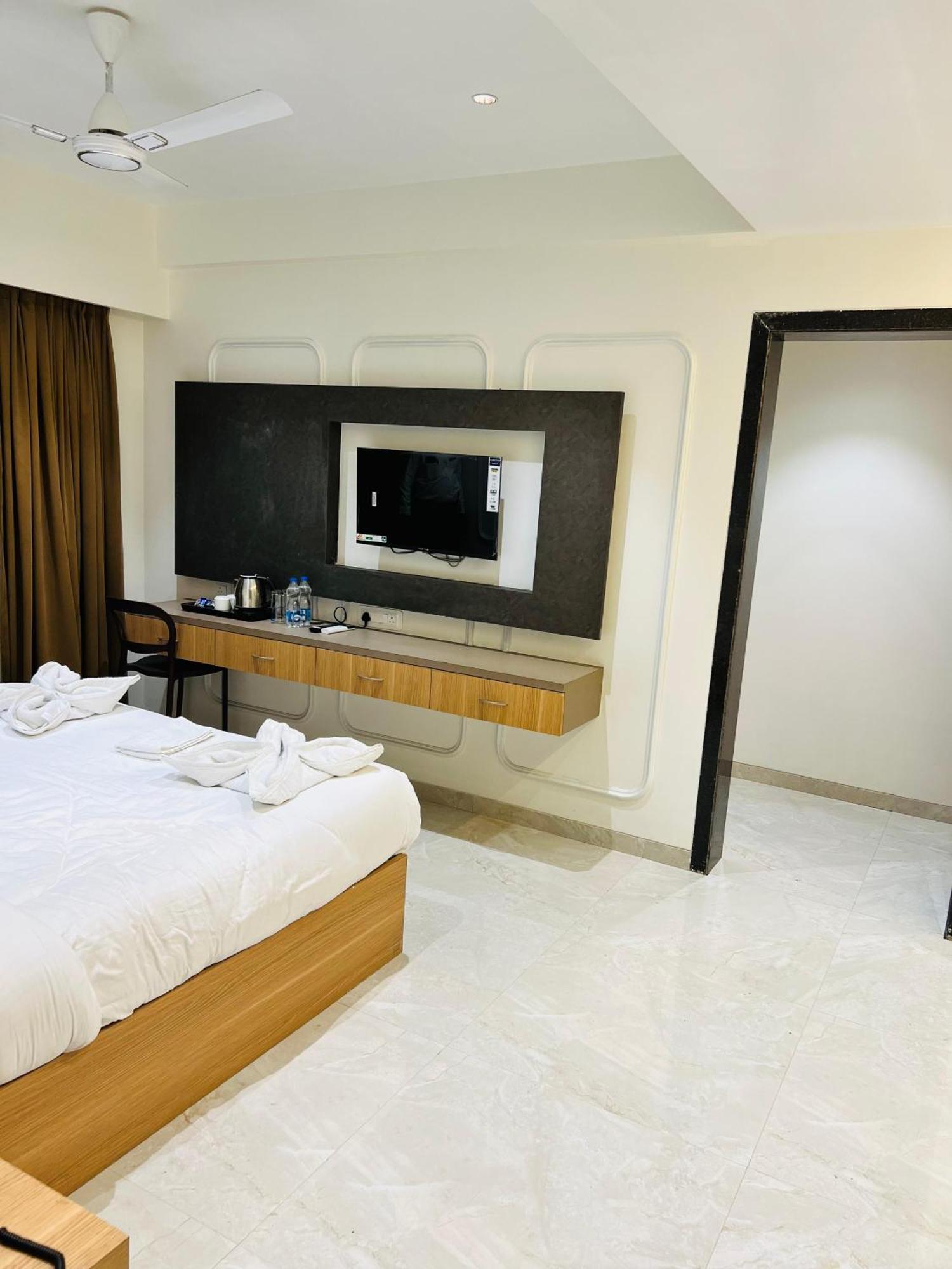 קופולי The Grand Leela Resort מראה חיצוני תמונה
